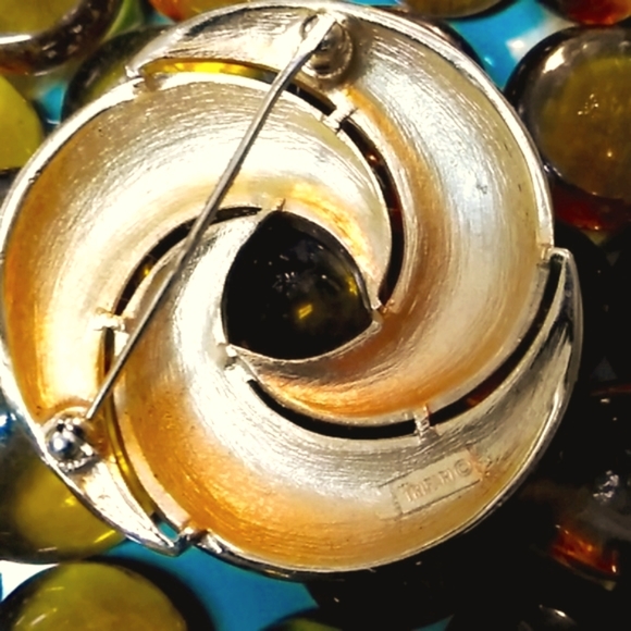 VINTAGE CROWN TRIFARI BROOCH - Picture 5 of 6